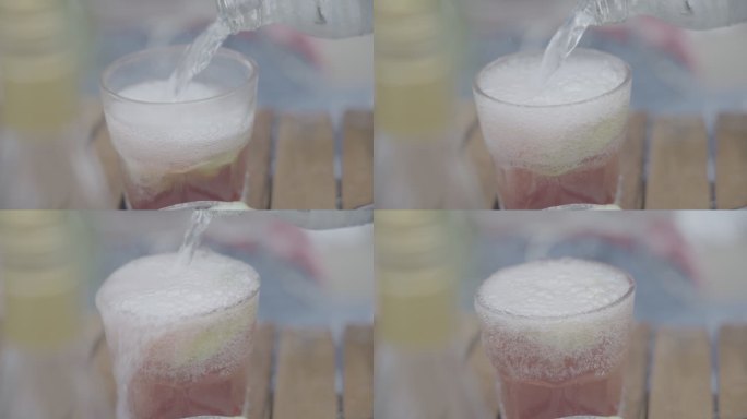 汽水倒入杯子