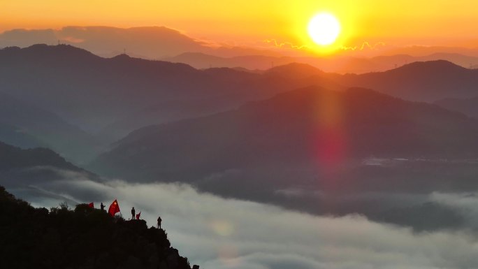 登上山顶看日出云海