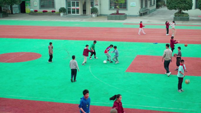 小学体育锻炼阳光足球儿童
