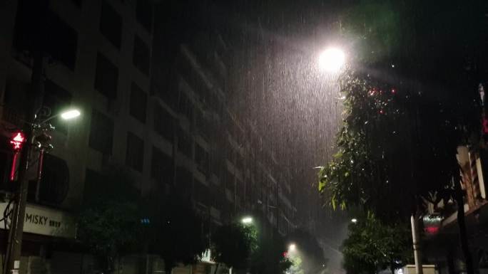 瓢泼大雨唯美雨景 街道雨景下雨视频素材