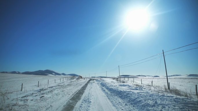 冬季草原雪路行车前行