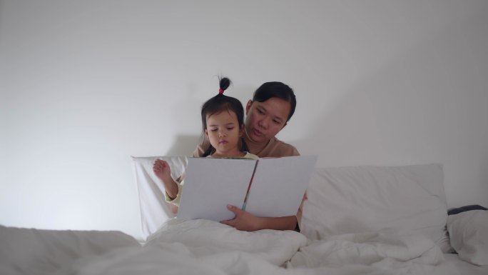 母亲和女儿喜欢在睡前看书