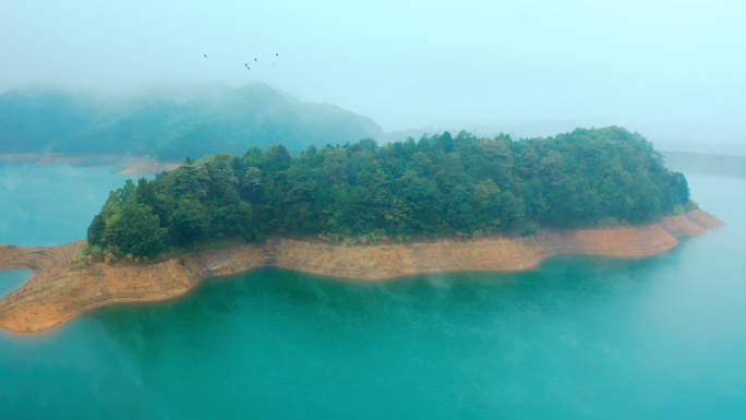 岳阳羊楼司湖泊水库雨天森林云雾航拍