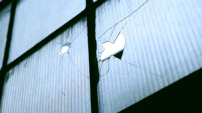 废弃的工厂碎玻璃工厂破旧玻璃枪战弹弓窗户