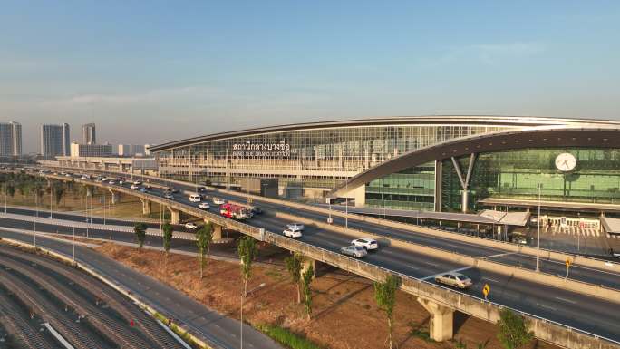 空中无人机与Bang Sue Grand Station高速交通的高角度视图是一个新的铁路枢纽，在泰