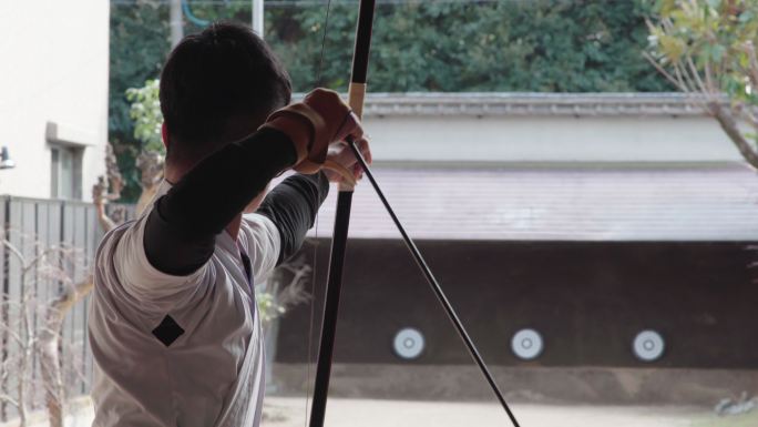 年轻的日本射箭运动员练习九州传统运动