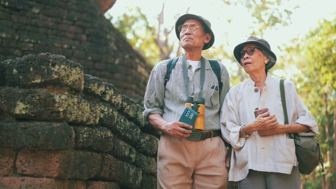 亚洲老年夫妇在古城旅行