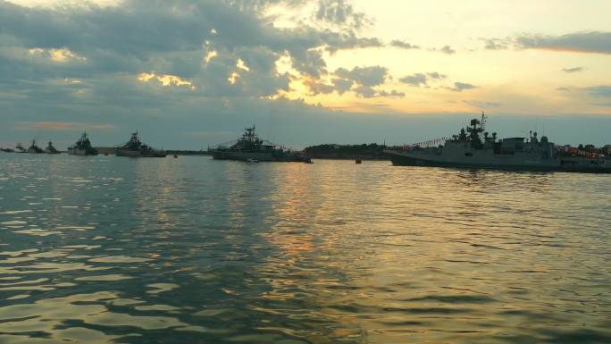 日落时分海湾里的军舰