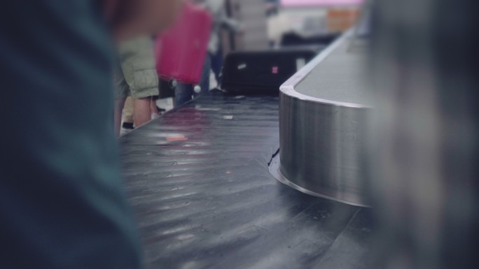 乘客等待行李拿行李行李大厅转盘