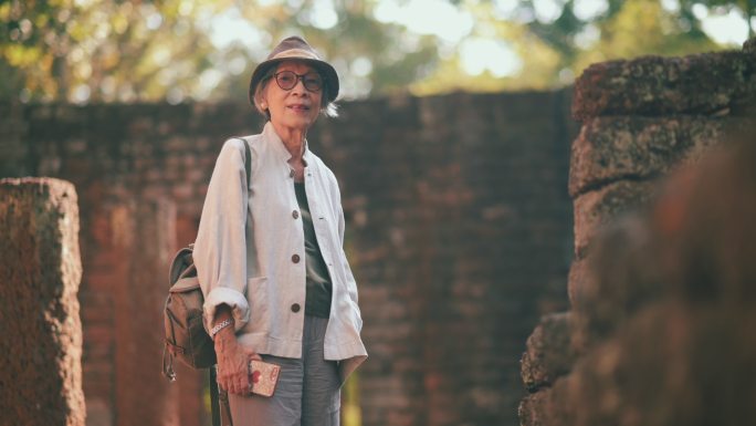 健康的亚洲老年女性独自旅行