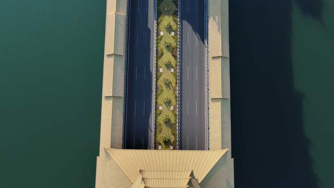 航拍侗族风雨桥造型的柳州凤凰岭大桥