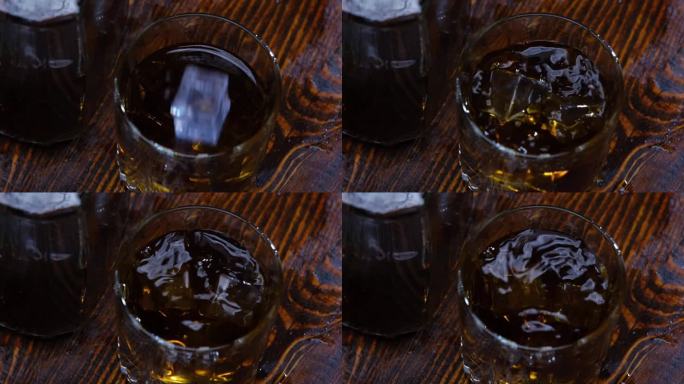 冰块掉进了棕色木头上的威士忌杯中