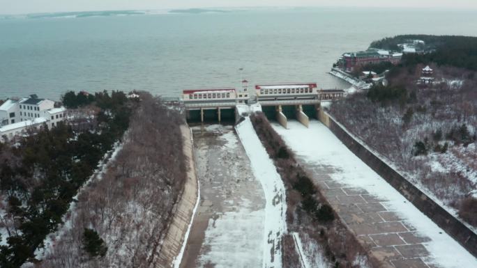 冬天雪景公园海边水库大坝河岸边