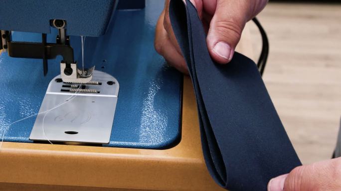 复古缝纫机在波斯尼亚工厂缝制产品包装库存视频库存视频