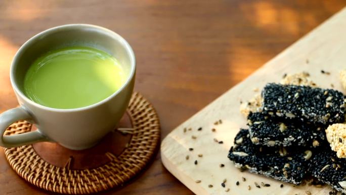 绿茶即饮，与麦片、烤白芝麻和芝麻一起放在木盘上，是需要保健的人的食物。