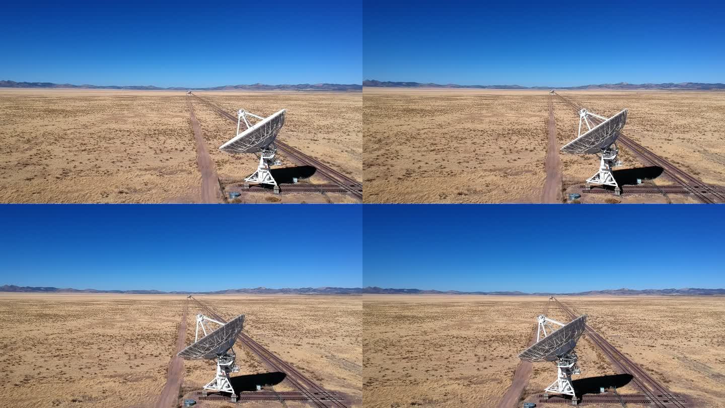 位于新墨西哥州索科罗的国家射电天文观测站或甚大阵列，大型定位轨道向远处的一颗巨大卫星延伸。