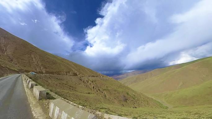 走进西藏 车行驶在进西藏的路上