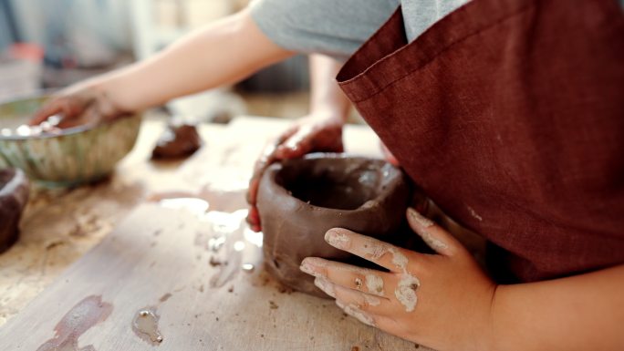 快乐的学龄前儿童喜欢和妈妈一起玩粘土。