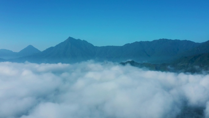 云海仙雾缭绕中的山