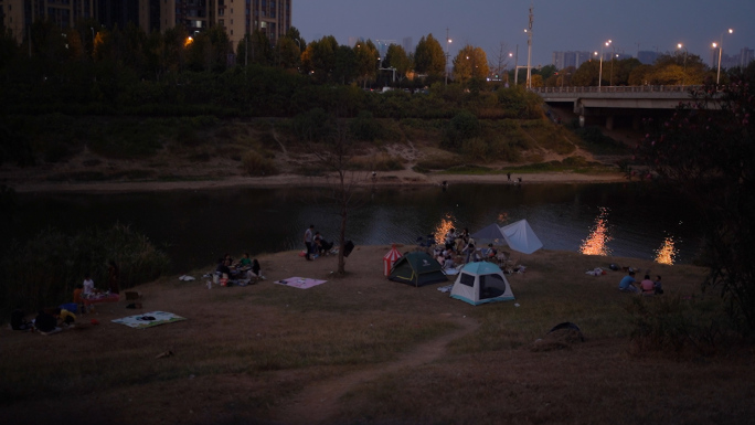 人们在河边露营