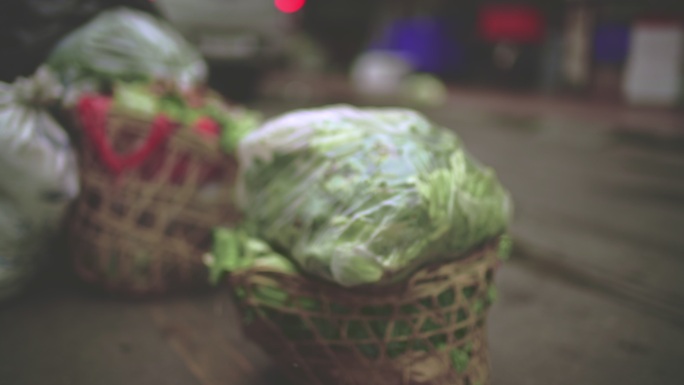 垃圾中的劣质食品菜市场菜农箩筐白菜叶