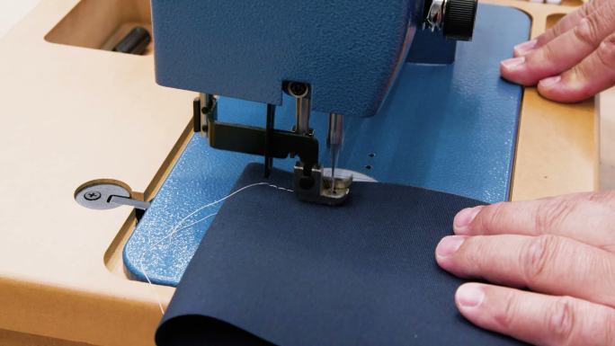 复古缝纫机在波斯尼亚工厂缝制产品包装库存视频
