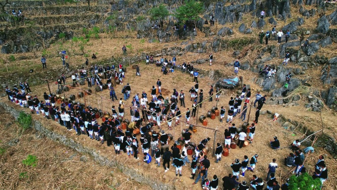 白裤瑶丧葬祭祀砍牛活动 围观人群