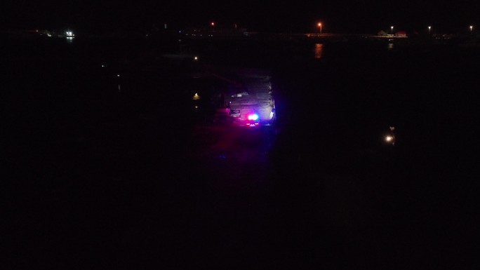 航拍夜晚巡逻的警车
