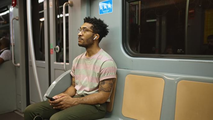 独自一人乘坐地铁在城市里穿梭