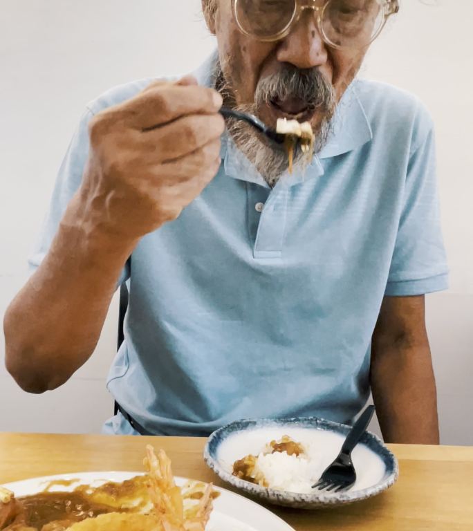 老年夫妇吃日本食物