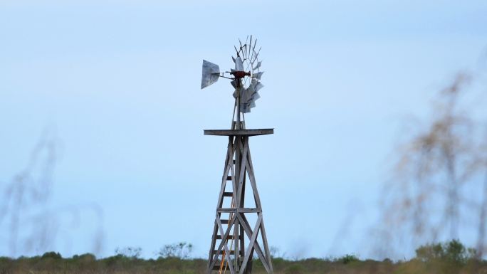 沙漠中的风车风向检测气象站空气质量环保局