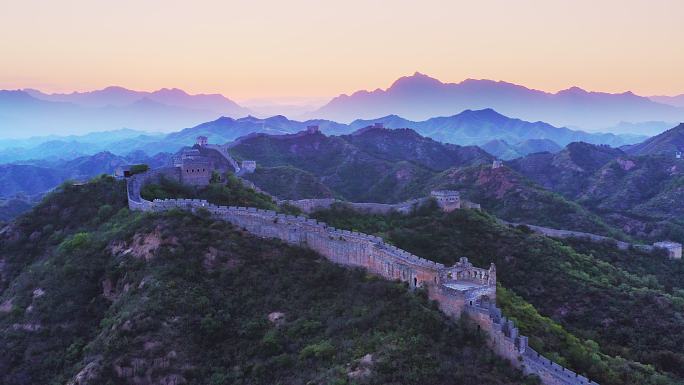 夕阳下的中国长城万里长城晚霞青山秦始皇