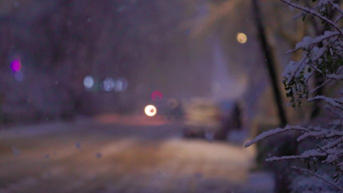 雪中车灯炫光光斑升格视频