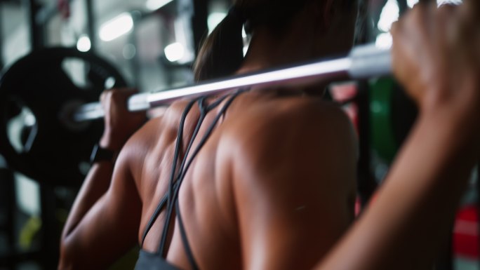 在健身房使用举重和训练设备进行肌肉训练