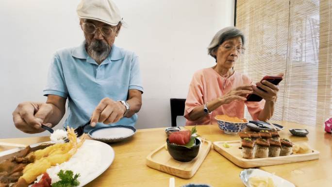 老年夫妇吃日本食物