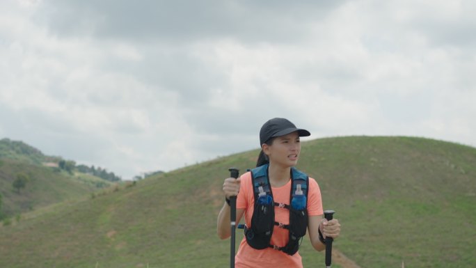 年轻女子积极越野跑