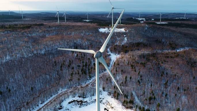 风力涡轮机鸟瞰图冬天大雪覆盖山林风力发电