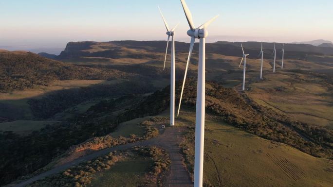 巴西圣卡塔琳娜山区一个能源公园的风力发电厂
