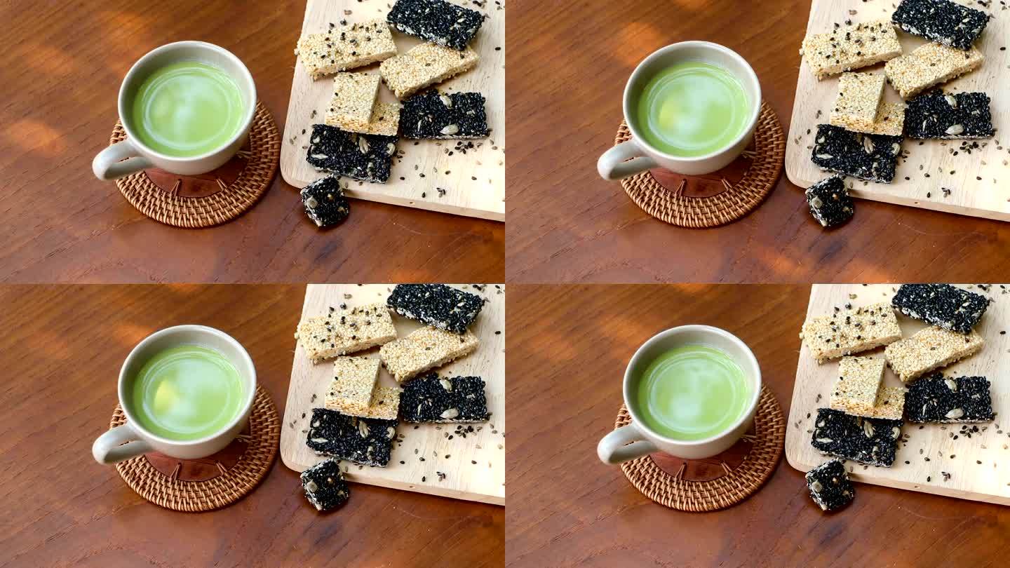 绿茶即饮，与麦片、烤白芝麻和芝麻一起放在木盘上，是需要保健的人的食物。