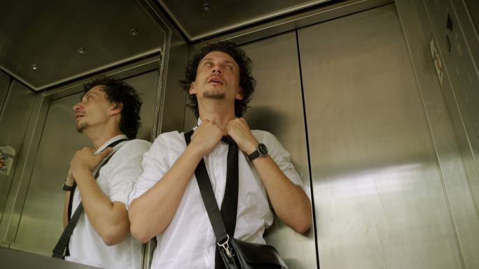 男子被困电梯内缺氧外国人