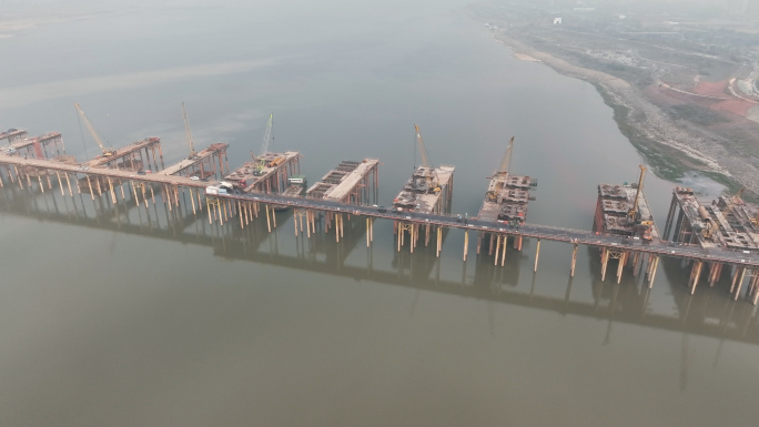 【4K视频】晨雾中的跨江大桥建设