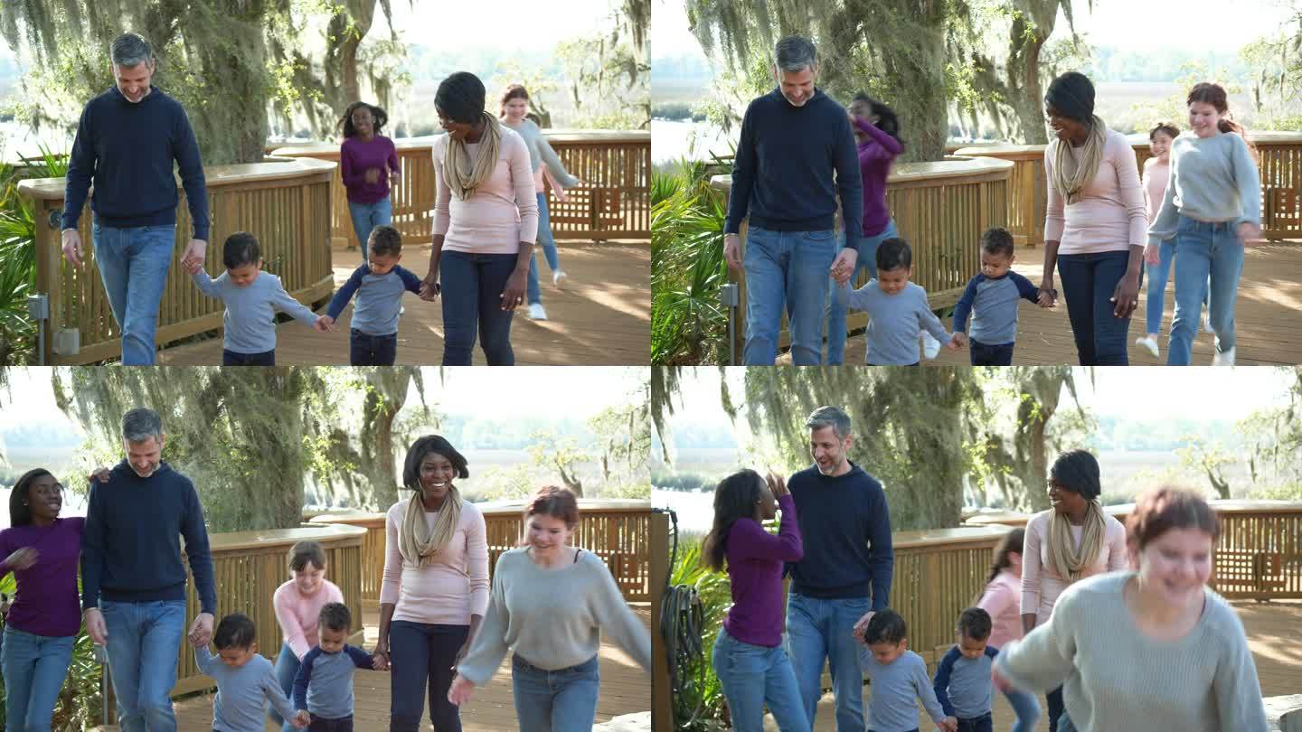 混合家庭，五个孩子在公园里散步、玩耍