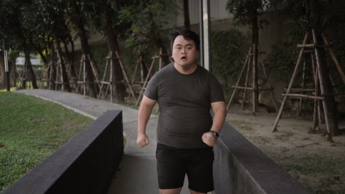 亚洲胖子在路上跑步