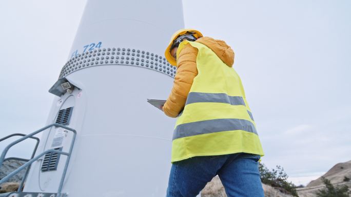 在风电场工作的女性风能工程师。可再生能源系统。碳中和和可持续能源。