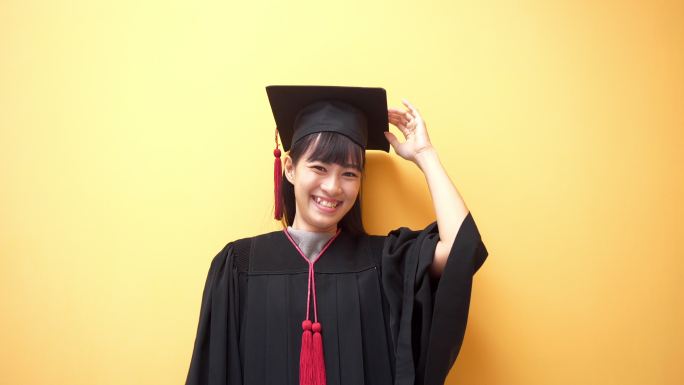 一名女毕业生看着镜头微笑。