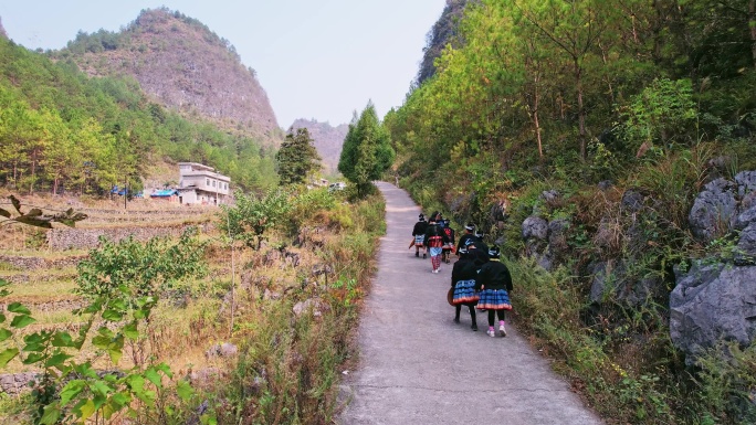 广西白裤瑶原住民人群山路走路背影