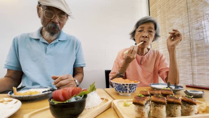 老年夫妇吃日本食物