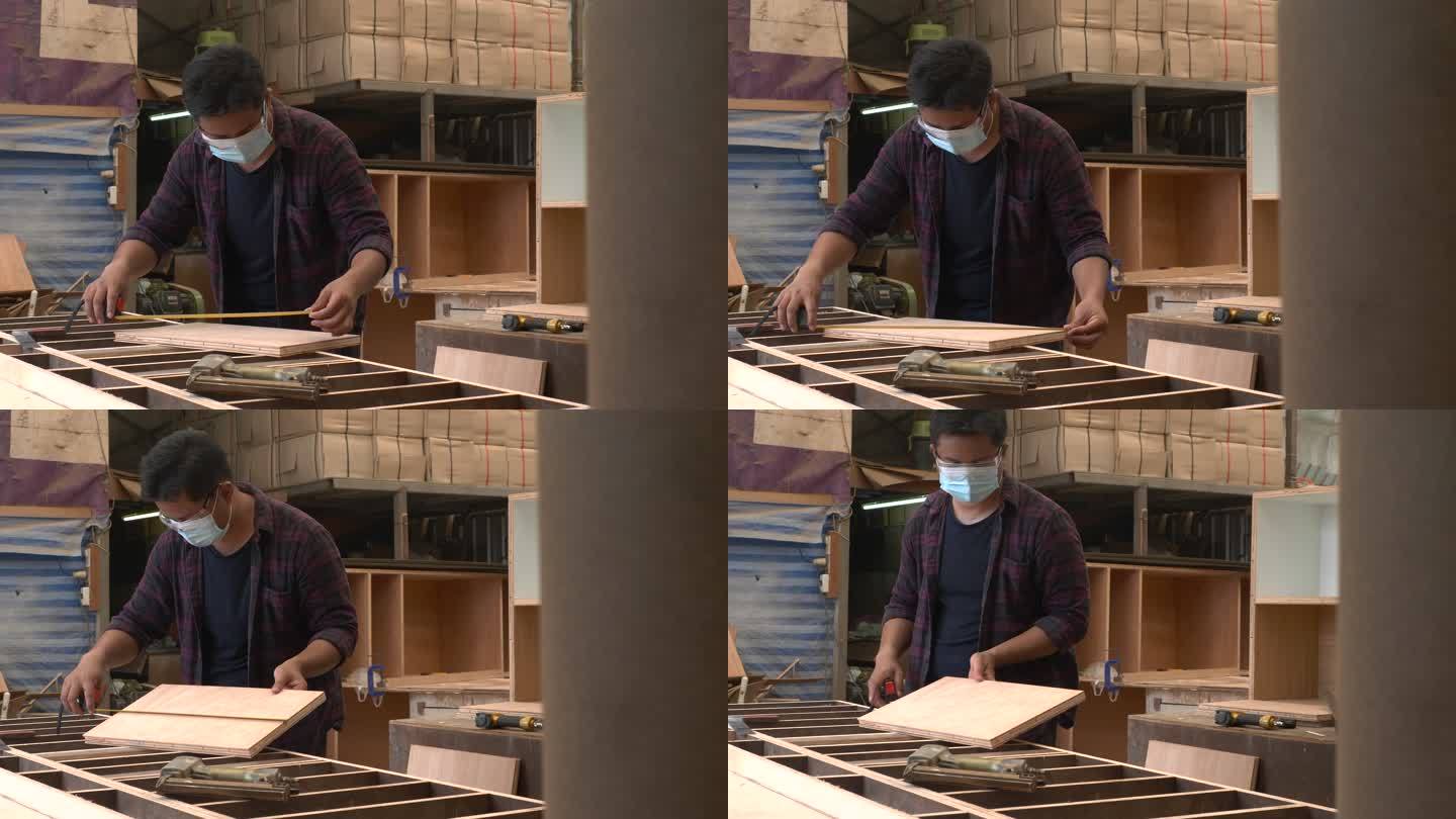一个在自己的木工店当木匠的人。小型企业