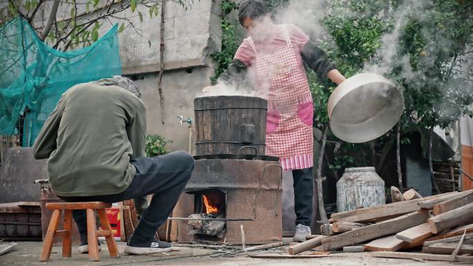 （简介有合集）米酒制作过程 烧火蒸糯米饭