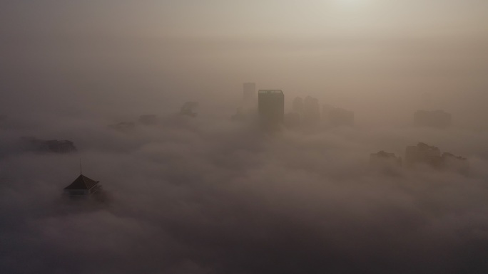 城市平流雾 航拍穿云城市雾景风光